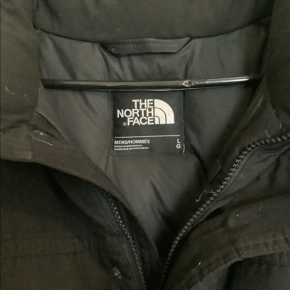 Un-worn “The North Face” Mens Jacket. Size LG. VERY thick.